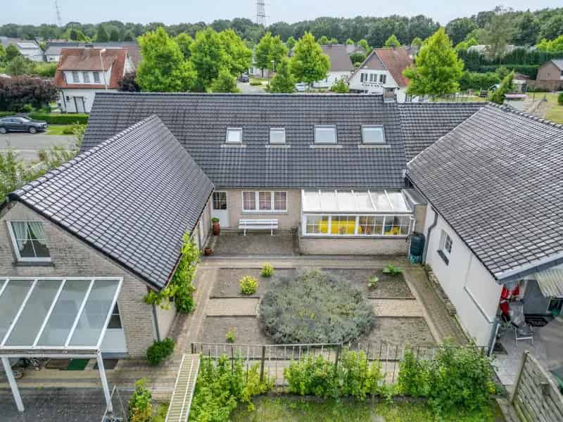 Ruime halfopen bebouwing met een bewoonbare opp. van 270m²