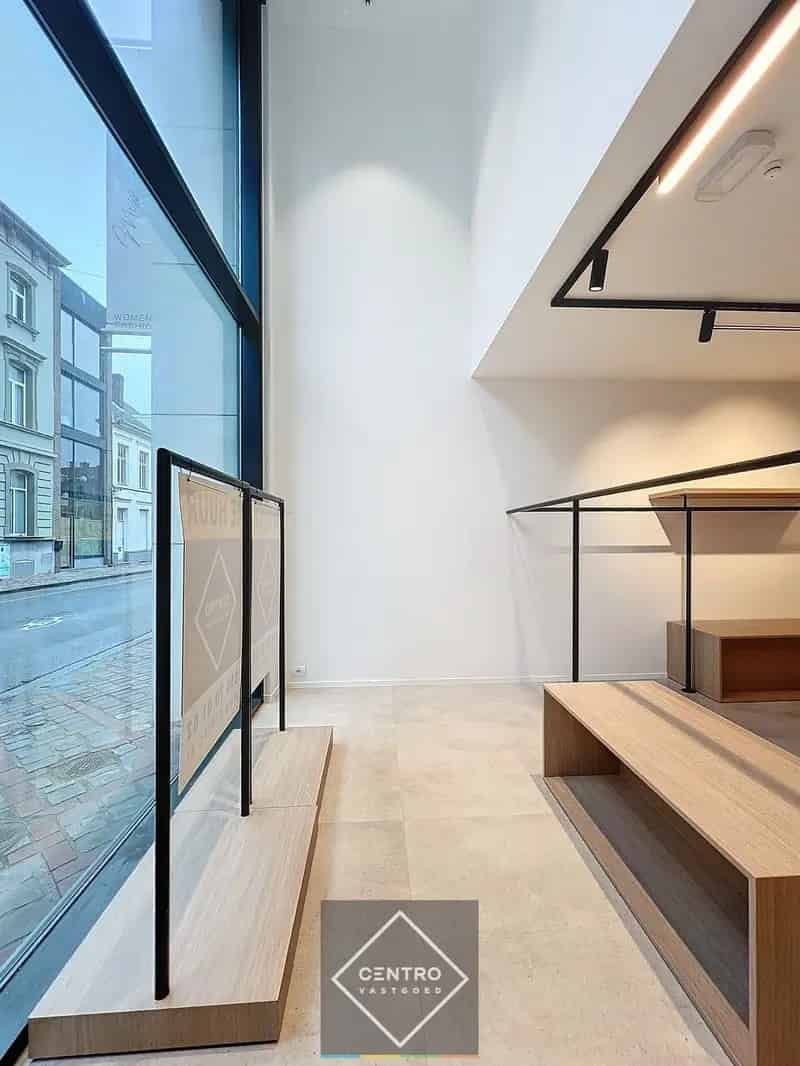 STIJLVOL ingericht handelspand 125m² (+ terras) TE HUUR  aan de Ooststraat te ROESELARE !