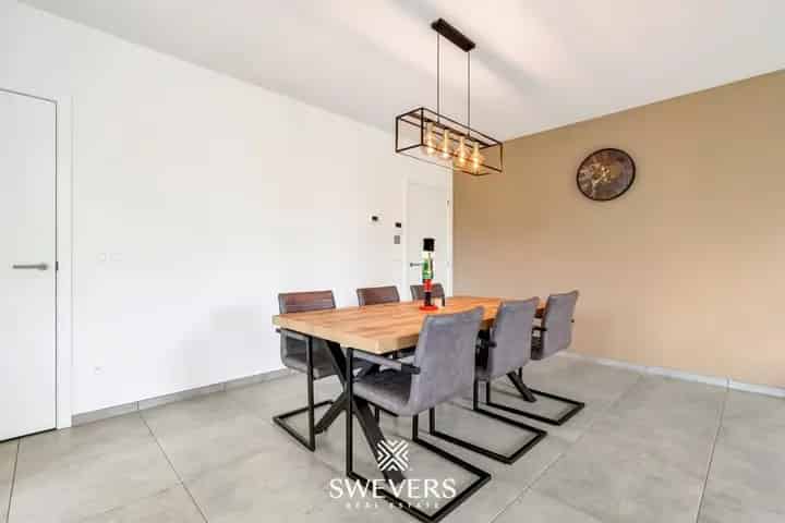 Modern appartement met twee slaapkamers en een gezellig terras buiten het centrum van Diepenbeek