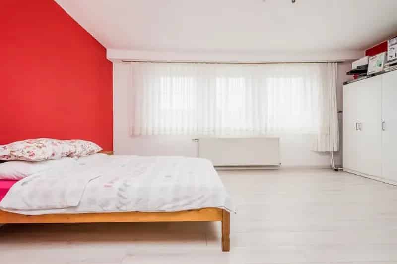APPARTEMENT OP DE 3DE VERDIEPING IN EEN KLEINE MEDE-EIGENDOM