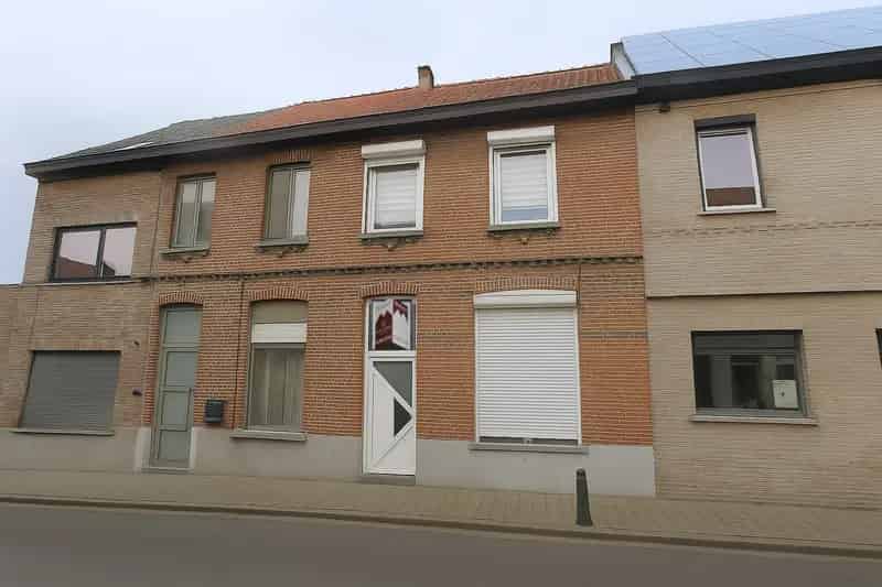 Charmante stadswoning met drie slaapkamers en aanpalend dakterras in het hart van Sint-Niklaas!