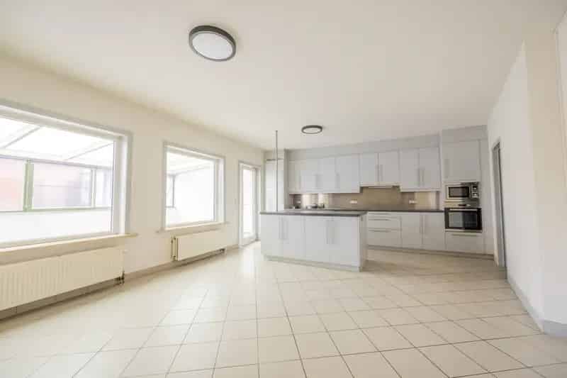 HANDELSPAND OP TOP-LOCATIE