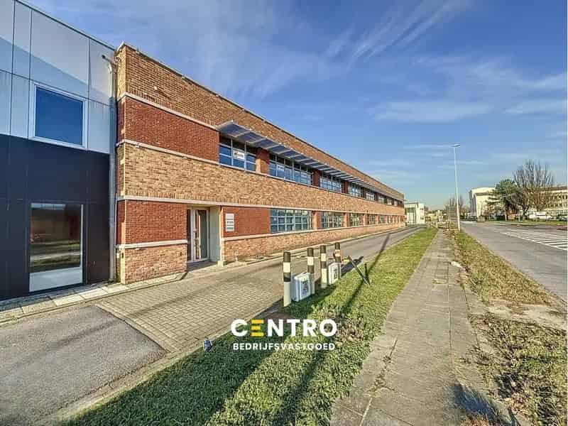 Instapklare KANTOORRUIMTE (230m²) voorzien van alle comfort (databekabeling, airco,...) met private parkeergelegenheid. Vlot bereikbaar via Expresweg van Brugge!