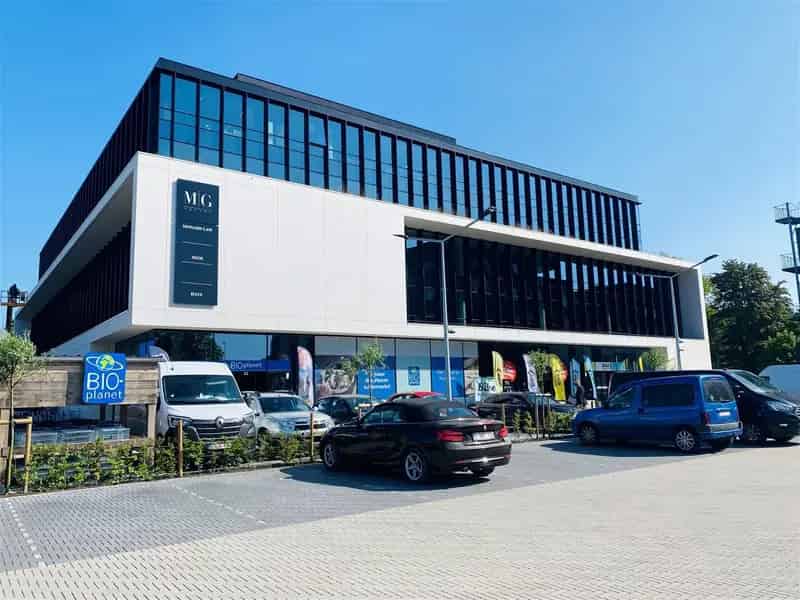 Stijlvolle nieuwbouwkantoren langsheen de Kortrijksesteenweg aan de op- en afrit van de E40 en R4.