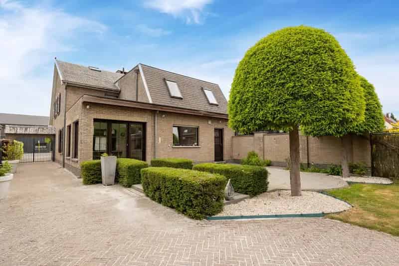 Instapklare, ruime woning met 4 slaapkamers, zonnig terras en multifunctioneel bijgebouw