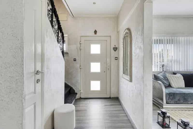 Gerenoveerde woning met 4 slaapkamers, veranda en zwembad.