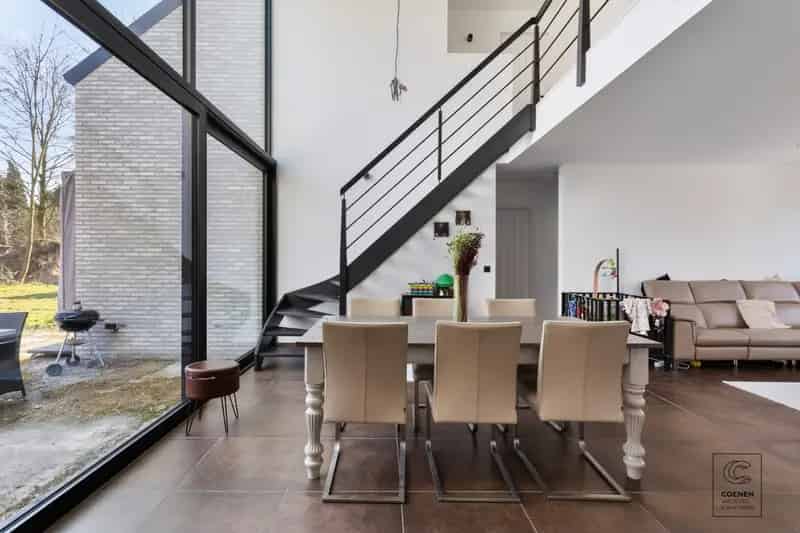 Prachtige villa met bew. opp. van 258m², 5 slpk's en dat op een uiterst rustige locatie te Brecht!