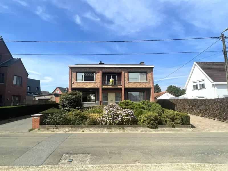 Huis te koop: 5 slaapkamers, 2 garages, ruim perceel