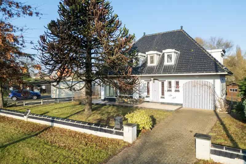 Charmante, te renoveren villa met 4 slaapkamers in Eeklo
