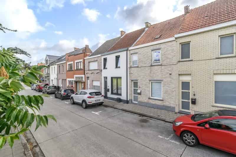 Totaal gerenoveerde gezinswoning te Hofstade!