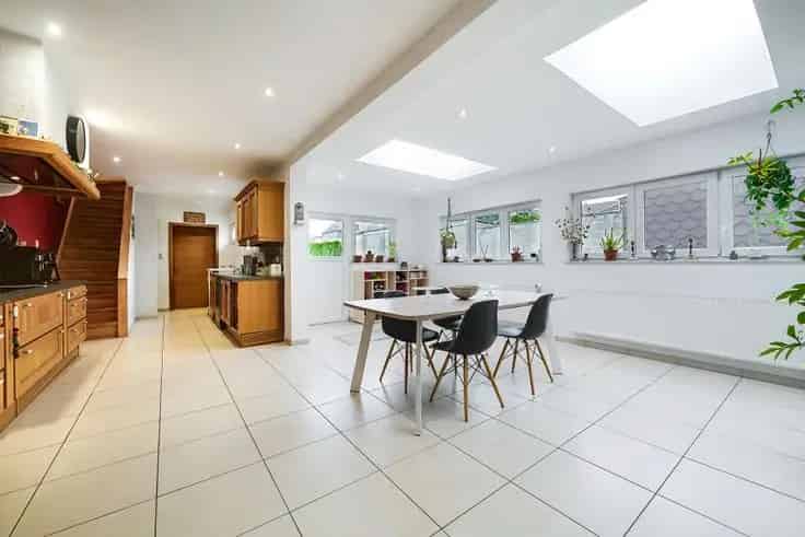 Huis Te Koop: Grote 3 Gevelwoning 210m2 met Tuin Nabij Alle Faciliteiten