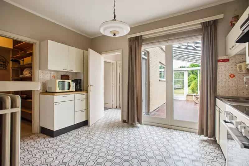 Te renoveren HOB met 3 slpks, ruime oprit, garage en zicht op de velden!