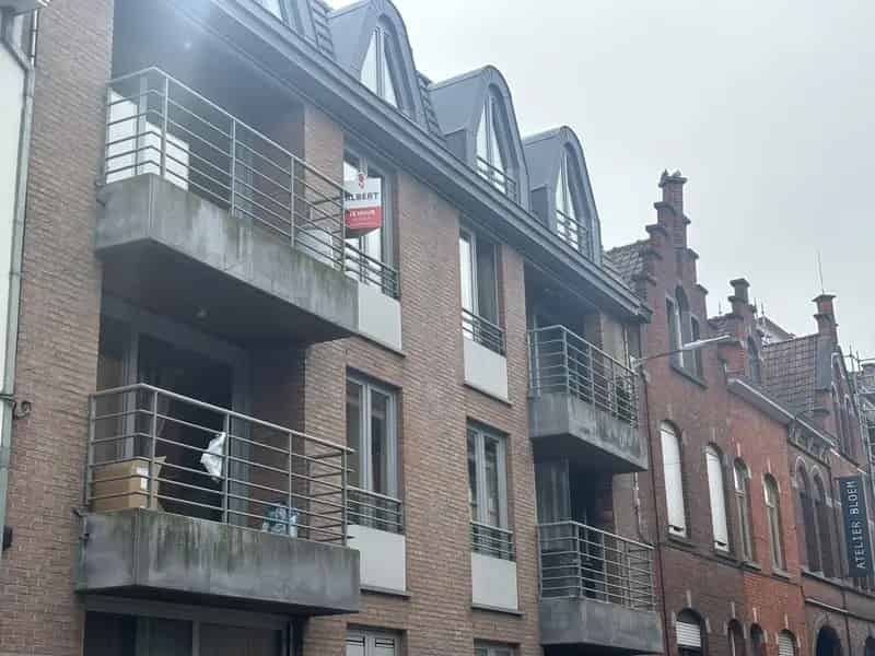 AFSPRAAK ENKEL VIA WWW.ALBERT.IMMO - Bezoek aanvragen 

Appartement met 2 slaapkamers en een terras op het tweede verdieping.
Ontdek dit verzorgd appartement op de tweede verdieping van een rustige residentie. Geniet van comfortabel wonen met een praktisc