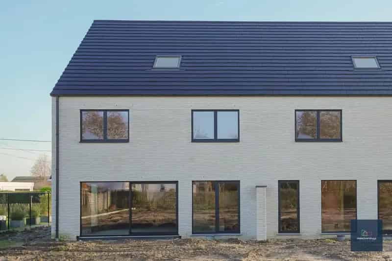 Halfopen casco villawoning met tuin en oprijlaan