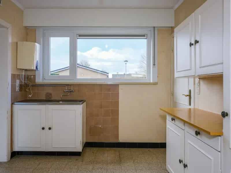 Halfopen woning in residentiële buurt