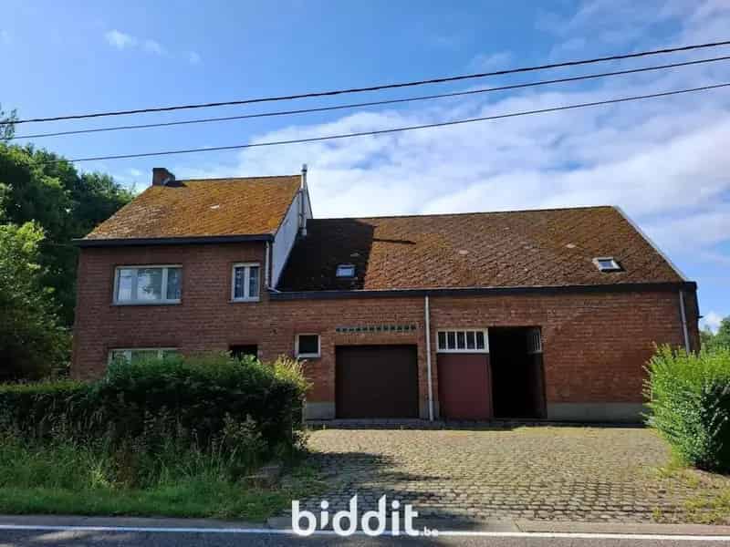 Te renoveren woning op groot perceel grond.