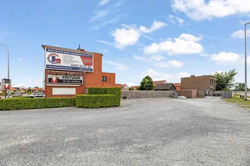 Handelspand met naastgelegen bouwgrond en woonst