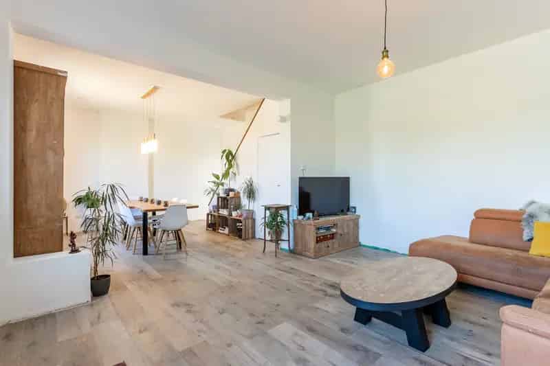 Rustig gelegen woning met 3 slpk, atelier en tuin.