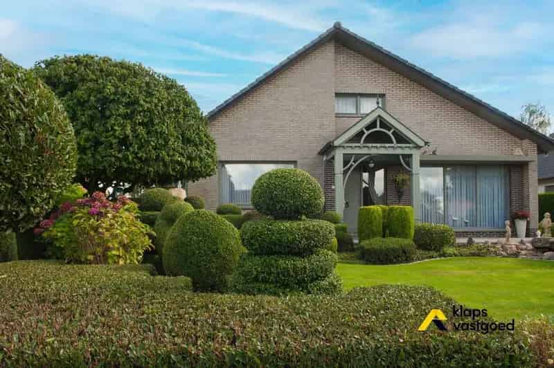 Gracieuze woning met 4 slaapkamers en schitterende tuin op perceel van 12a63ca