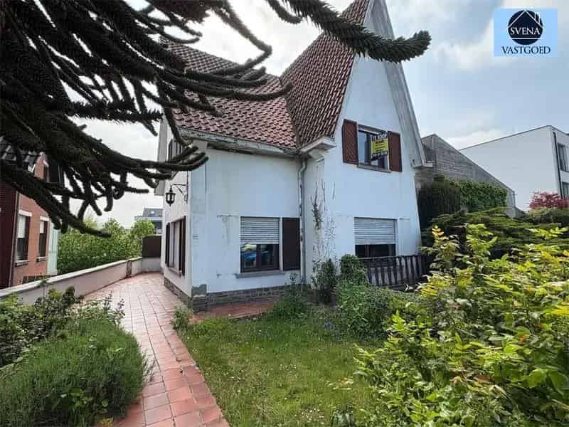 Te renoveren woning met 3 slaapkamers garage en tuin
