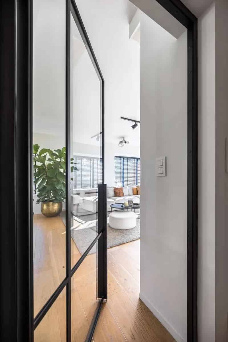 Recent gerenoveerde rietgedekte villa vooraan Schilde dorp!