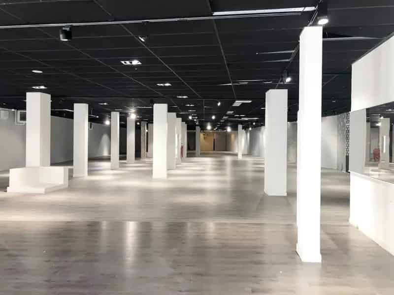 RUIM COMMERCIEEL PAND 915 M2 MET PARKING