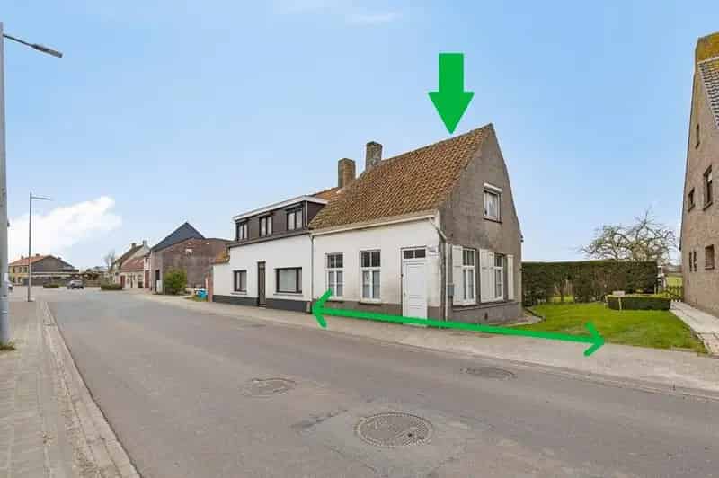 ALVERINGEM: Te renoveren/te slopen woonhuis "echt niet ver van de platse" met zongerichte tuin op 478m² grondoppervlakte.