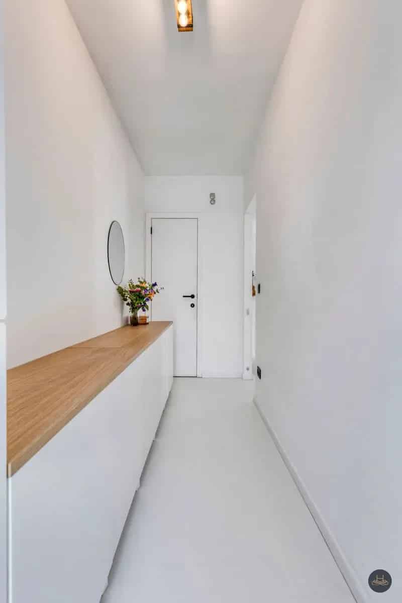 Volledig gerenoveerde open woning met ruime, praktische tuin