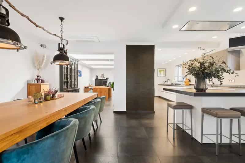 Instapklare woning met drie slaapkamers en magazijn