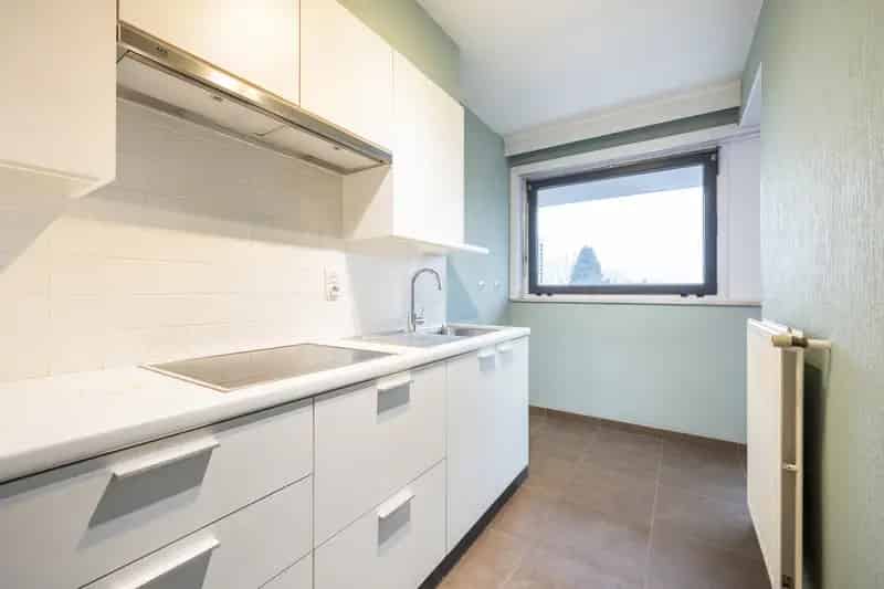 Ontdek dit zeer verzorgd en lichtrijk appartement met 2 slaapkamers en terras in Roeselare. 

Het appartement biedt alle comfort waaronder: 
- Lichtrijke leefruimte met zuidgeoriënteerd terras
- Volledig gerenoveerde keuken en aansluitend berging
- Apart 