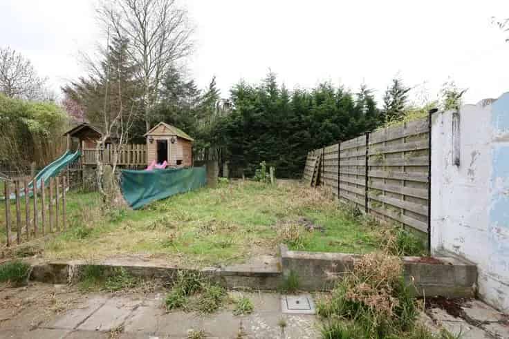 Huis Te Koop Centrum: Charmante 4 Slaapkamers, Tuin & Autostaanplaats