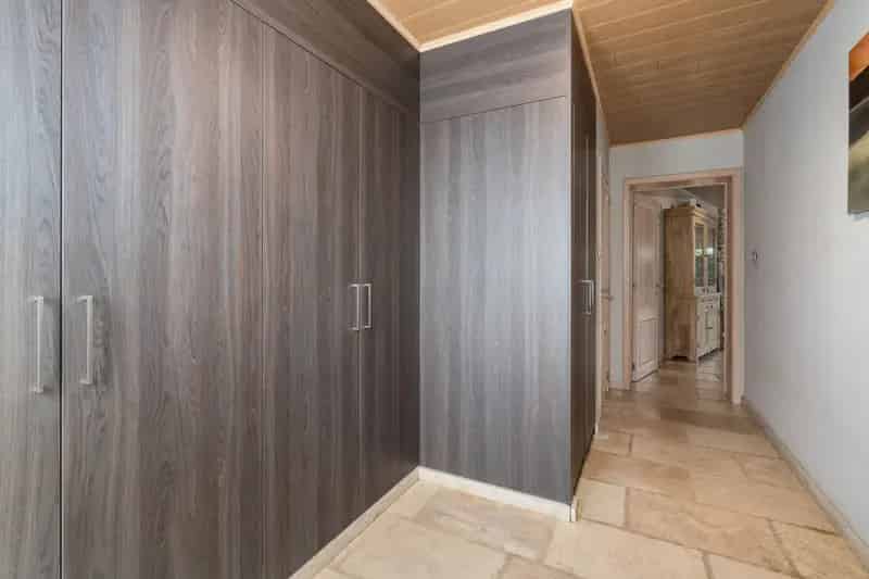 Ben je op zoek naar een rustig gelegen woning in Oordegem? Zoek niet verder! Deze open bebouwing (bungalow) heeft alles wat je zoekt!

Indeling gelijkvloers:
- Inkomhal
- Woonkamer met uitgeruste open keuken
- Berging
- 2 slaapkamers
- Badkamer met douche