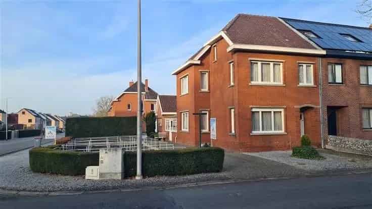 Ruime woning te koop met renovatiemogelijkheden