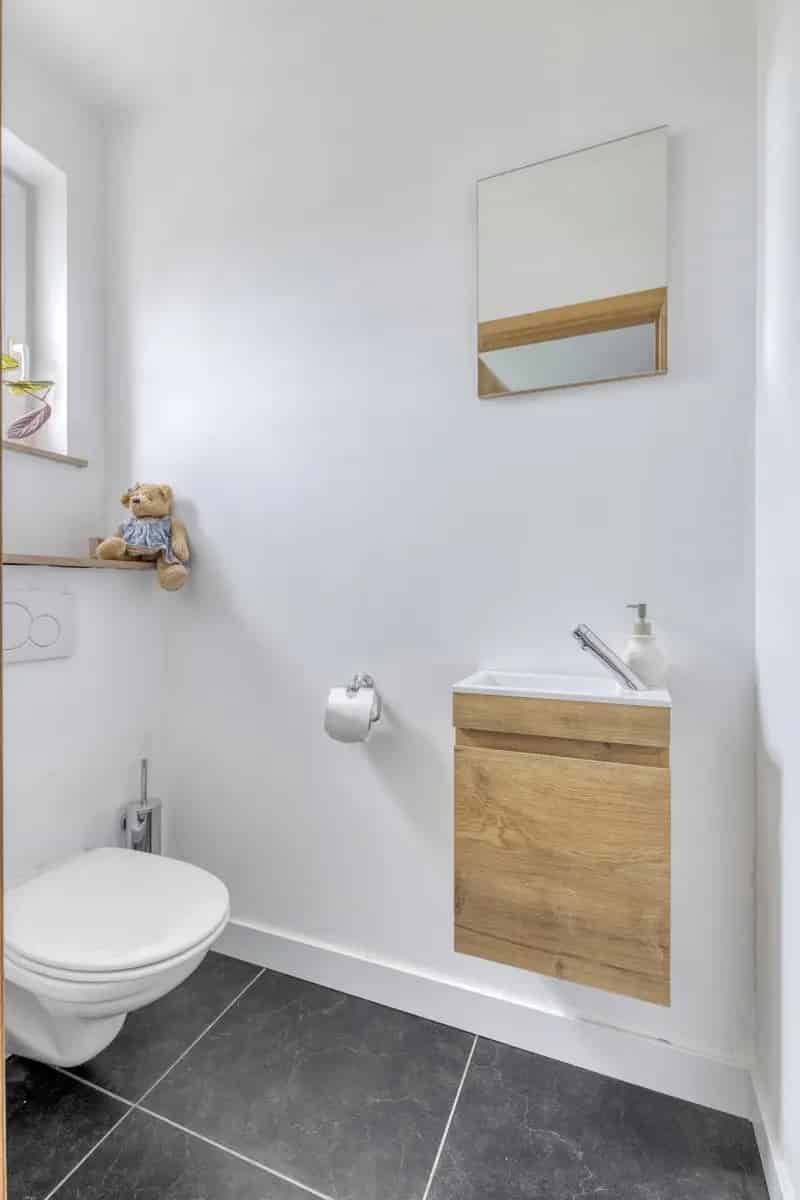 Ben je op zoek naar een recente woning met maar liefst 6 slaapkamers en 2 badkamers?
Dan is deze halfopen bebouwing uit 2008, met een bewoonbare oppervlakte van 307 m², wellicht de perfecte match voor jullie!

Indeling:
- Gelijkvloers:
- Ruime inkomhal me