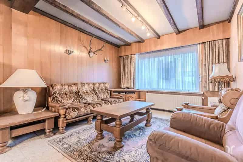 Woning en bouwgrond gelegen op een rustige ligging.