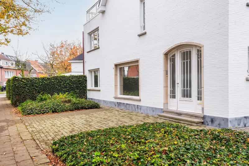 Opbrengsteigendom met 2 appartementen en 2 garageboxen