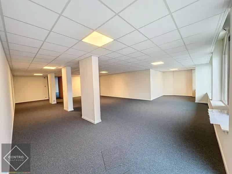 Instapklare, lichtrijke kantoorruimte met kitchenette en toilet te Assebroek. Op zichtlocatie en met ruime openbare parkeergelegenheid voor de deur.
