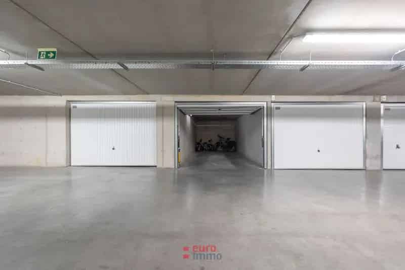 Vlakbij de havengeul gelegen garagebox.