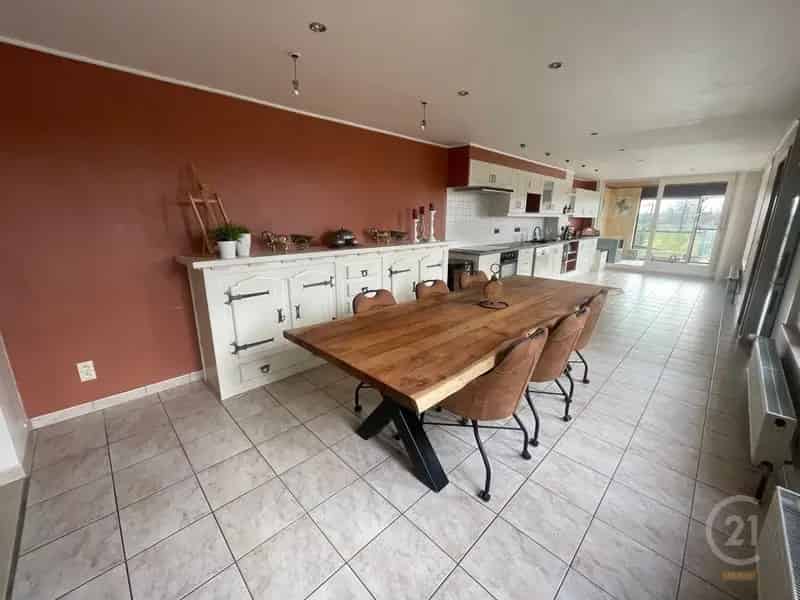 Ruime Gezinswoning met dubbele garage in Moere