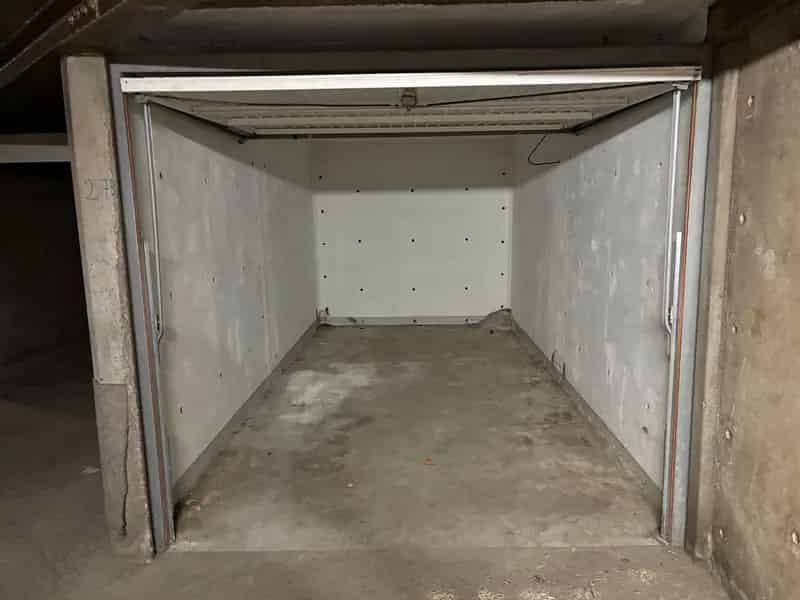 GESLOTEN GARAGEBOX OP UITSTEKENDE LOCATIE!