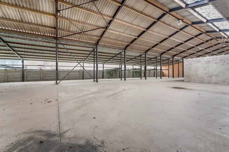 Magazijn met 2 woningen op perceel van 4701 m²