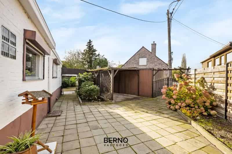 Centraal gelegen woning met tuin en garage.