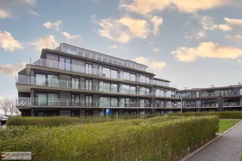 Parking aan de rand van Nieuwpoort-stad.