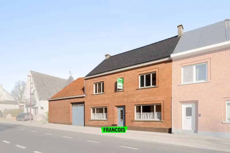 Te renoveren woning met atelier en ruime garage in centrum Oosterzele!