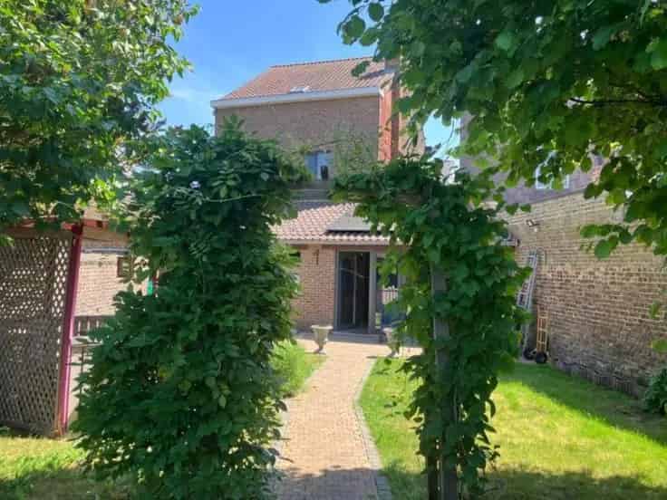 Huis Te Koop Auvelais Grote woning met garage en tuin