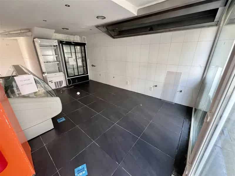 Halve losbouw handelswoning met 4 slaapkamers