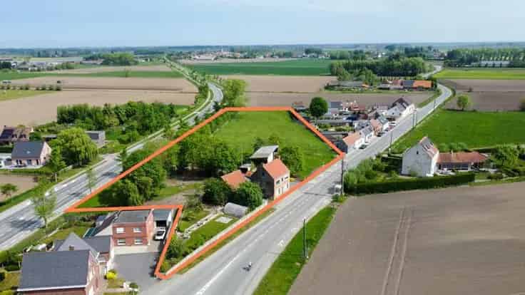 Huis Te Koop Diksmuide: Te renoveren woning met bijgebouwen