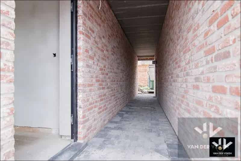Volledig afgewerkte ruime, moderne nieuwbouwwoning met 3 ruime slaapkamers en een leefzolder van 66 m² (of 2 extra slaapkamers) op een zeer goed bereikbare locatie te Tuilt (Kuringen)