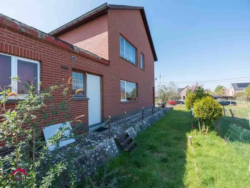 Vrijstaande woning, te renoveren naar eigen smaak en wensen