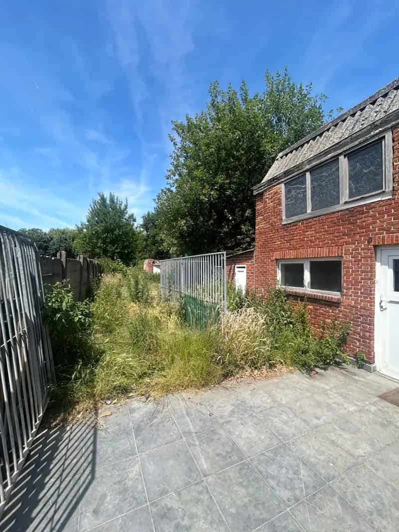 Op te frissen/ te renoveren woning nabij verbindingswegen